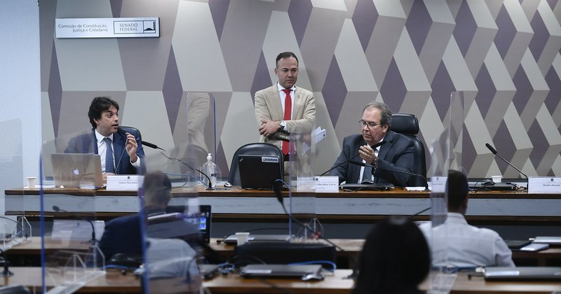 Verificação de admissibilidade em memória de agentes de IA